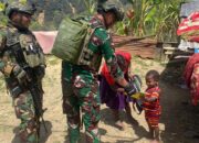 Mempererat Hubungan Dengan Masyarakat. Satgas Yonif 509 Kostrad Berbagi Secara Door to Door