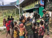 Satgas TNI Bagi Sembako, Disambut Gembira Warga Mayuberi