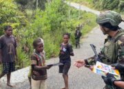 Satgas Yonif 509 Kostrad Patroli Sambil Berbagi Di Kampung Amisiga, Intan Jaya