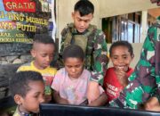 Papua Pintar Prajurit TNI Disambut Gembira Anak-Anak Kago