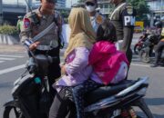 Operasi Patuh Jaya 2024, Satlantas Polres Metro Jakbar Bagikan Helm Dan Jaket Kepada Pengendara