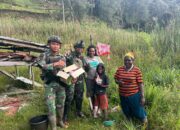 Bantuan Sembako Satgas TNI Disambut Gembira Warga Buwisiga
