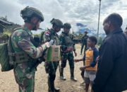 Satgas TNI Patroli Dan Berbagi Sembako, Warga Bilogai Sambut Antusias
