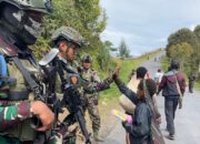 Satgas Yonif 509 Laksanakan Patroli Dan Bagikan Alat Tulis Di Kampung Bilogai, Intan Jaya