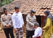 Kapolresta Cirebon Sambangi Warga Dan Berikan Bantuan Renovasi Rumah Tidak Layak Huni
