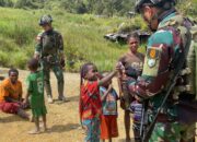 Bagi Alat Tulis, Satgas TNI Disambut Gembira Anak-Anak Bilogai