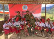 Peringati Hari Anak Nasional Di Pos TNI, Satgas Ajak Anak-Anak Mayuberi Tekun Belajar