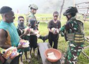 Bagikan Sembako, Satgas TNI Disambut Gembira Warga Arugia