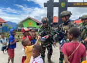 Satgas Yonif 509 Kostrad Bagikan Buku Dan ATK Untuk Anak Papua