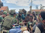 Satgas TNI Peduli Bagikan Baju Gratis Untuk Warga Gigobak
