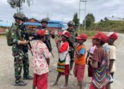 Sambil Bagikan Buku Dan Alat Tulis, Satgas TNI Tanamkan Wawasan Kebangsaan Kepada Anak-Anak Bilogai