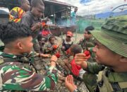 Satgas Yonif 509 Kostrad Olah Buah Merah Dan Makan Bersama Masyarakat Intan Jaya
