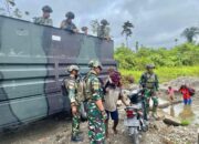 Warga Maruku Sambut Gembira Komsos Satgas Marinir