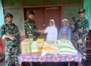 Satgas TNI Patroli dan Bagikan Paket Sembako Kepada Susteran Krepkuri