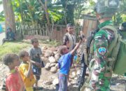 Anak-Anak Bilogai Sambut Gembira Pembagian Alat Tulis Satgas TNI