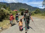 Satgas Yonif 509 Kostrad Bersama Masyarakat Kampung Mamba Intan Jaya Papua Gelar Kerja Bakti Jelang HUT RI ke 79