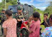 KOMSOS TNI MARINIR BAGI BAJU GRATIS DISAMBUT GEMBIRA WARGA KUASERAMA