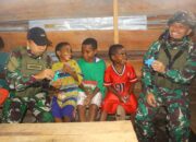 Prajurit Habema Ajari Anak-Anak Bombam Nyanyikan Lagu-Lagu Nasional