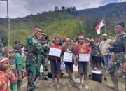 Satgas Yonif 323 Ajak Masyarakat Kampung Wuloni Meriahkan Perayaan HUT RI Ke-79