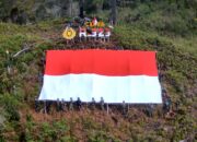Satgas Habema Bersama Warga Eromaga Bentangkan Bendera Merah Putih Raksasa
