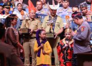 Kapolri Dan Ketua Bhayangkari Sapa Dua Anak Pemenang Lomba Setapak Perubahan