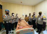 Kapolres Metro Jakarta Timur Jenguk Anggota Brimob Yang Terluka karena Tersiram Air keras Saat Amankan Tawuran Di Bassura