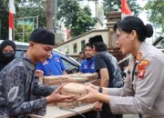 Polwan Polres Metro Jakarta Selatan Bagikan 400 Paket Makanan Siap Saji Untuk Jemaah Sholat Jumat