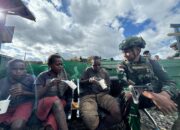 Anak-Anak Mamba Antusias Belajar dan Makan Bersama Prajurit Habema di Pos TNI