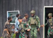 Warga Kogomaru Sambut Gembira Komsos Satgas Habema