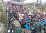 Senyum Lebar Warga Mumugu Terima Sembako Satgas Habema