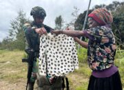 Kepedulian Satgas Habema Berbagi Baju Gratis Disambut Gembira Warga Mamba