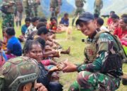 Keceriaan Warga Dambet Makan Siang Bersama Prajurit Habema