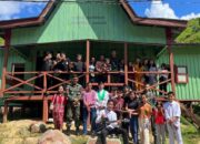 Satgas Yonarmed 11 Kostrad Dan Warga Desa Labang Bersinergi Bersihkan Gereja S.T Petrus