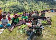 Warga Arugia Sambut Gembira Komsos Prajurit Habema