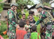 Anak-Anak Kiribun Antusias Terima Pembagian Baju Gratis Satgas Marinir Habema