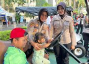 Polwan Layani Warga Saat Pam Car Free Day di Bundaran HI