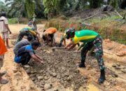 Satgas Yonarmed 11 Kostrad Dan Warga Gotong Royong Perbaiki Jalan Rusak Di Desa Seikaduyan Taka