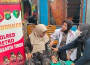 Tim Dokkes Polres Metro Jaktim Berikan Pelayanan Kesehatan kepada korban kebakaran Di Pulogadung
