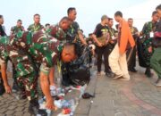 Pesta Rakyat HUT ke-79 TNI Usai, TNI Dan Masyarakat Kompak Bersih-Bersih Monas