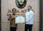 Jaksa Agung ST Burhanuddin  Menerima Penghargaan Dari Kemendes PDTT Atas Kesuksesan Program JAGA DESA