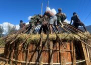 Satgas Habema Bersama Warga Gotong Royong Bangun Honai Di Yenggernok