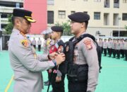 Tingkatkan Keselamatan Personel, Kapolres Metro Jakarta Barat Berikan 500 Helm, Rompi, Dan Bodycam