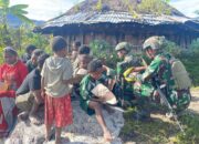 Komsos Satgas Habema Disambut Gembira Warga Wuloni