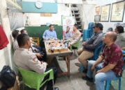 Ngopi Kamtibmas Kapolsek Kawasan Kali Baru di TKBM untuk Pilkada Aman Dan Damai