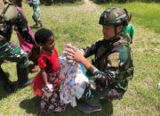 Baju Gratis Satgas Habema Disambut Bahagia Warga Ambobera