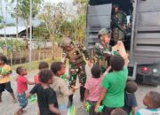 Komsos Satgas Marinir Habema Disambut Gembira Anak-Anak Tomonsatu