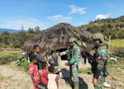 Berbagi Kasih, Satgas Habema Bagikan Sembako Kepada Warga Aminggaru