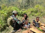 Warga Puyagiya Antusias Sambut Pelayanan Kesehatan Satgas Habema