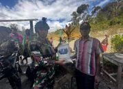 Sambil Patroli, Satgas Habema Bagikan Sembako Kepada Warga Bilogai