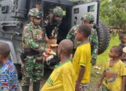 Anak-Anak Tomonsatu Sambut Gembira Komsos Satgas Marinir Habema